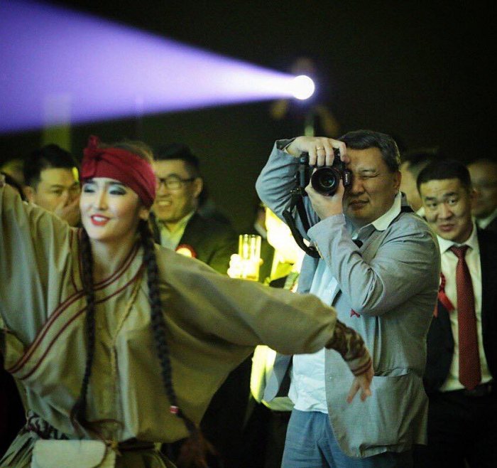 М.Зоригт сайд хүүхэн эргүүлэх завтай явна